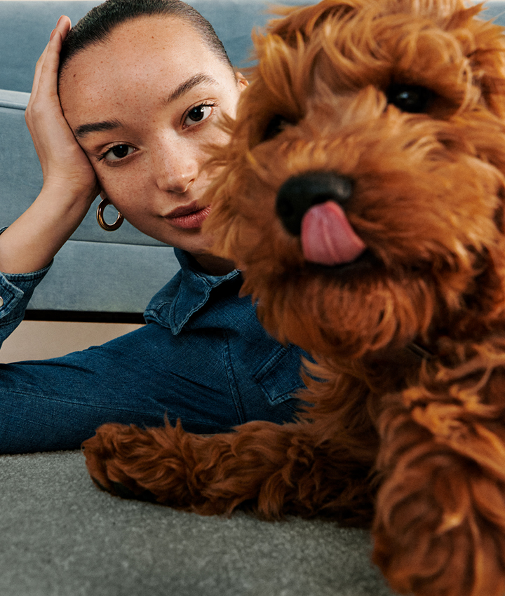 A woman taking a selfie with a puppy licking its nose. Galaxy Z Flip3 5G seen in Flex mode with the Camera app on the Main Screen, and the same photo seen in the viewfinder.